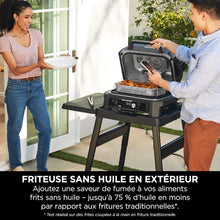 Load image into Gallery viewer, Ninja Woodfire Barbecue électrique et fumoir Pro XL avec thermomètre, barbecue et Air fryer d'extérieur 4-en-1 avec système Smart Cook et granulés Woodfire, portatif, gris/noir, OG850EU