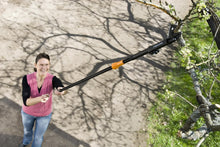 Load image into Gallery viewer, Fiskars Coupe-Branches Multifonctions Télescopique, pour Bois vert et Rameaux, Revêtement antiadhésif, Lame en acier/manche en aluminium, longueur 2,4 - 4 m, noir/orange, UPX86, 1023624