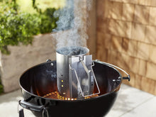 Load image into Gallery viewer, Weber Classic Kettle barbecue au charbon de bois, surface de cuisson Ø 57cm, barbecue avec couvercle et cuve en acier emaillé, thermomètre intégré au couvercle, trépied et roues - Noir (1341504)