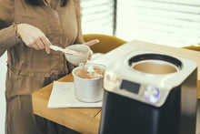 Load image into Gallery viewer, SEVERIN Sorbetière 2-en-1 Compacte 135 W, Sorbetière électrique et yaourtière d'une capacité 1,2 L, Machine à glace avec livre de recettes, noir, EZ 7407