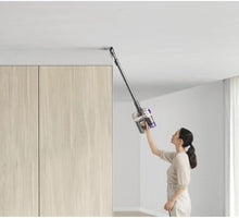 Load image into Gallery viewer, Dyson V8 Advanced™ Aspirateur Balai sans Fil – 130 AW, 40 Min d’autonomie, Brosse Motorbar Auto-démêlante, Accessoires combinés, Station Murale, Argent/Nickel