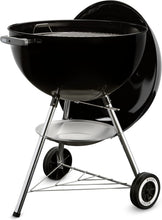 Load image into Gallery viewer, Weber Classic Kettle barbecue au charbon de bois, surface de cuisson Ø 57cm, barbecue avec couvercle et cuve en acier emaillé, thermomètre intégré au couvercle, trépied et roues - Noir (1341504)