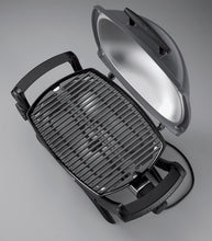 Load image into Gallery viewer, Weber Q1400 Barbecue électrique avec support, surface de cuisson 43 x 32 cm, nomade, grille en fonte émaillée divisée en 2 parties, couvercle et cuve en fonte d'aluminium - Gris foncé (52020853)