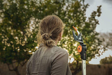 Load image into Gallery viewer, Fiskars Coupe-Branches Multifonctions Télescopique, pour Bois vert et Rameaux, Revêtement antiadhésif, Lame en acier/manche en aluminium, longueur 2,4 - 4 m, noir/orange, UPX86, 1023624