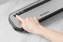 Load image into Gallery viewer, FoodSaver FFS005X Machine sous Vide avec Compartiment de Rangement pour Rouleau et Cutter, Fonction Pulse pour Aliments Fragiles, Inclus Accessoires et Sacs de Mise sous Vide Assortis