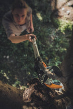 Load image into Gallery viewer, Fiskars Coupe-Branches Multifonctions Télescopique, pour Bois vert et Rameaux, Revêtement antiadhésif, Lame en acier/manche en aluminium, longueur 2,4 - 4 m, noir/orange, UPX86, 1023624