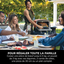 Load image into Gallery viewer, Ninja Woodfire Four à pizza extérieur électrique 8-en-1, rotissoire &amp; fumoir barbecue avec grille, plaque pro-heat, pierre à pizza, granulés de bois et pelle, 6 réglages, orange foncé OO101EU