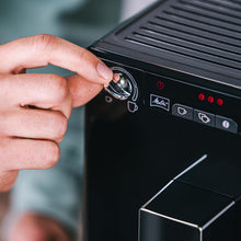 Load image into Gallery viewer, Melitta Caffeo Solo Noir Pure Black, Machine à Café à Grains avec Broyeur et Système d'Extraction des Arômes, Affichage LED, Mode 1 à 2 Tasses, Cafetière Expresso, Automatique, E950-222, 1400W