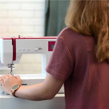 Load image into Gallery viewer, Bernette Sew&amp;GO8 Machine à coudre ordinateur avec 197 programmes de couture, bras libre, écran multifonction, couture, patchwork, matelassage, White