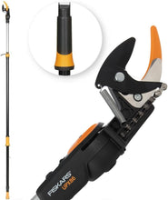 Load image into Gallery viewer, Fiskars Coupe-Branches Multifonctions Télescopique, pour Bois vert et Rameaux, Revêtement antiadhésif, Lame en acier/manche en aluminium, longueur 2,4 - 4 m, noir/orange, UPX86, 1023624