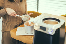 Load image into Gallery viewer, SEVERIN Sorbetière 2-en-1 Compacte 135 W, Sorbetière électrique et yaourtière d'une capacité 1,2 L, Machine à glace avec livre de recettes, noir, EZ 7407