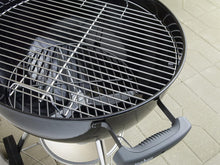 Load image into Gallery viewer, Weber Classic Kettle barbecue au charbon de bois, surface de cuisson Ø 57cm, barbecue avec couvercle et cuve en acier emaillé, thermomètre intégré au couvercle, trépied et roues - Noir (1341504)