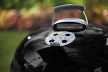 Load image into Gallery viewer, Weber Classic Kettle barbecue au charbon de bois, surface de cuisson Ø 57cm, barbecue avec couvercle et cuve en acier emaillé, thermomètre intégré au couvercle, trépied et roues - Noir (1341504)