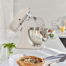 Load image into Gallery viewer, KitchenAid Robot Pâtissier I Artisan I Robot cuisine multifonctions à tête inclinable I Avec 4 accessoires I Bol de 4,8L | Crème
