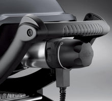 Load image into Gallery viewer, Weber Q1400 Barbecue électrique, surface de cuisson 43 x 32 cm, nomade, grille en fonte émaillée divisée en 2 parties, couvercle et cuve en fonte d'aluminium - Gris foncé (52020053)