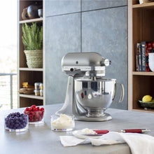 Load image into Gallery viewer, KitchenAid Robot Pâtissier I Artisan I Robot cuisine multifonctions à tête inclinable I Avec 4 accessoires I Bol de 4,8L | Crème