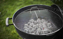 Load image into Gallery viewer, Weber Classic Kettle barbecue au charbon de bois, surface de cuisson Ø 57cm, barbecue avec couvercle et cuve en acier emaillé, thermomètre intégré au couvercle, trépied et roues - Noir (1341504)