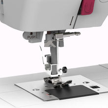 Load image into Gallery viewer, Bernette Sew&amp;GO8 Machine à coudre ordinateur avec 197 programmes de couture, bras libre, écran multifonction, couture, patchwork, matelassage, White