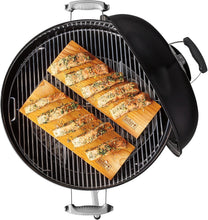 Load image into Gallery viewer, Weber Classic Kettle barbecue au charbon de bois, surface de cuisson Ø 57cm, barbecue avec couvercle et cuve en acier emaillé, thermomètre intégré au couvercle, trépied et roues - Noir (1341504)