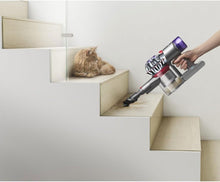 Load image into Gallery viewer, Dyson V8 Advanced™ Aspirateur Balai sans Fil – 130 AW, 40 Min d’autonomie, Brosse Motorbar Auto-démêlante, Accessoires combinés, Station Murale, Argent/Nickel