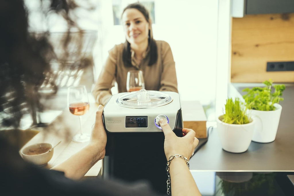 SEVERIN Sorbetière 2-en-1 Compacte 135 W, Sorbetière électrique et yaourtière d'une capacité 1,2 L, Machine à glace avec livre de recettes, noir, EZ 7407