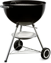 Load image into Gallery viewer, Weber Classic Kettle barbecue au charbon de bois, surface de cuisson Ø 57cm, barbecue avec couvercle et cuve en acier emaillé, thermomètre intégré au couvercle, trépied et roues - Noir (1341504)