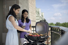Load image into Gallery viewer, Weber Q1400 Barbecue électrique avec support, surface de cuisson 43 x 32 cm, nomade, grille en fonte émaillée divisée en 2 parties, couvercle et cuve en fonte d'aluminium - Gris foncé (52020853)