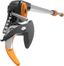 Load image into Gallery viewer, Fiskars Coupe-Branches Multifonctions Télescopique, pour Bois vert et Rameaux, Revêtement antiadhésif, Lame en acier/manche en aluminium, longueur 2,4 - 4 m, noir/orange, UPX86, 1023624