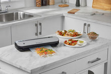 Load image into Gallery viewer, FoodSaver FFS005X Machine sous Vide avec Compartiment de Rangement pour Rouleau et Cutter, Fonction Pulse pour Aliments Fragiles, Inclus Accessoires et Sacs de Mise sous Vide Assortis