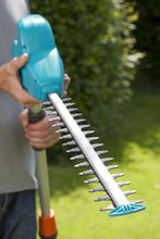Load image into Gallery viewer, Taille-haies sur perche THS 500/48 sans batterie de Gardena : taille-haies 500 W, 3,5 m de portée, tête inclinable et manche télescopique, lame de 48 cm, butée de protection (8883-20)