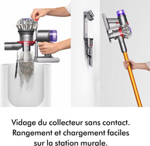 Load image into Gallery viewer, Dyson V8 Advanced™ Aspirateur Balai sans Fil – 130 AW, 40 Min d’autonomie, Brosse Motorbar Auto-démêlante, Accessoires combinés, Station Murale, Argent/Nickel