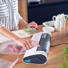 Load image into Gallery viewer, Leifheit Machine de mise sous vide alimentaire Vacu Power 500, appareil pour emballage sous vide + 10 sacs sous vide alimentaire (20 x 30 cm)